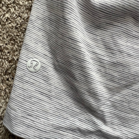 Lululemon shorts Sz 4. - Picture 3 of 3